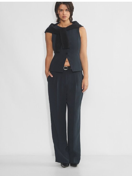 Aritzia Pants - Aritzia The Effortless women's Pant crepette black pleated size 4
